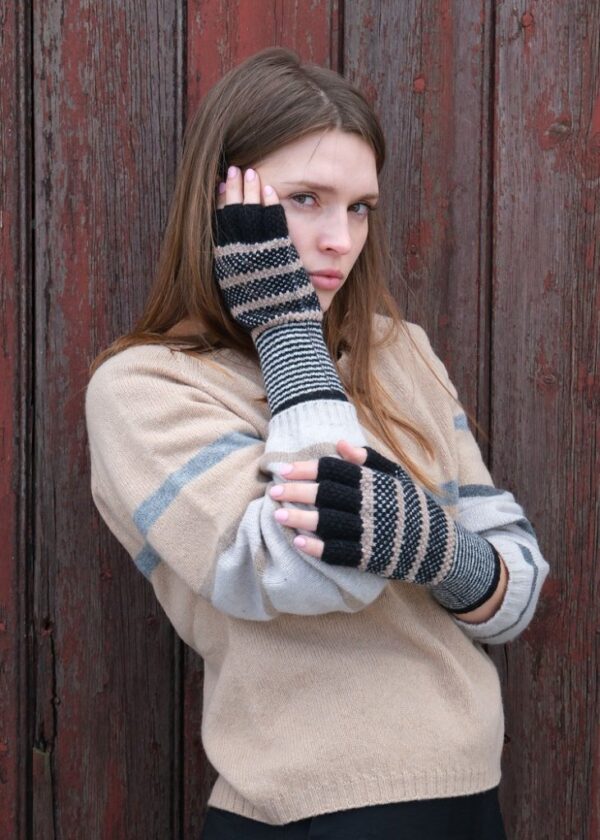 Quinton & Chadwick Tuck Stitch Fingerless Gloves in Black and Camel