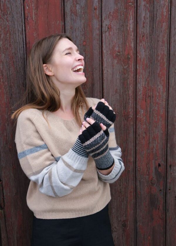 Quinton & Chadwick Tuck Stitch Fingerless Gloves in Black and Camel