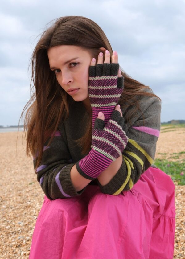 Tuck Stitch Fingerless Gloves in Khaki & Pink