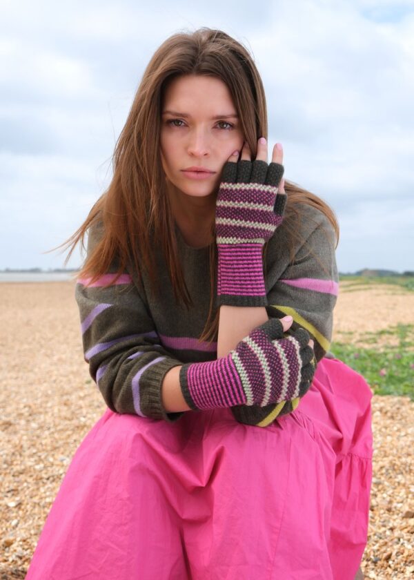 Tuck Stitch Fingerless Gloves in Khaki & Pink